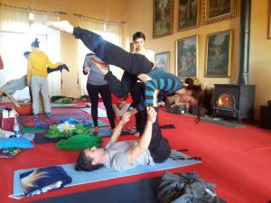 Io in un momento di yoga acrobatico.